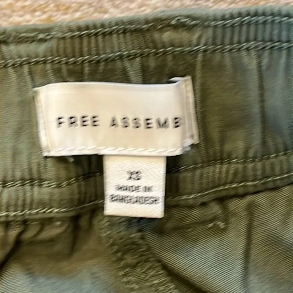 NWT Free Assembly Tapered Pants XS. Cargo green - Picture 3 of 4